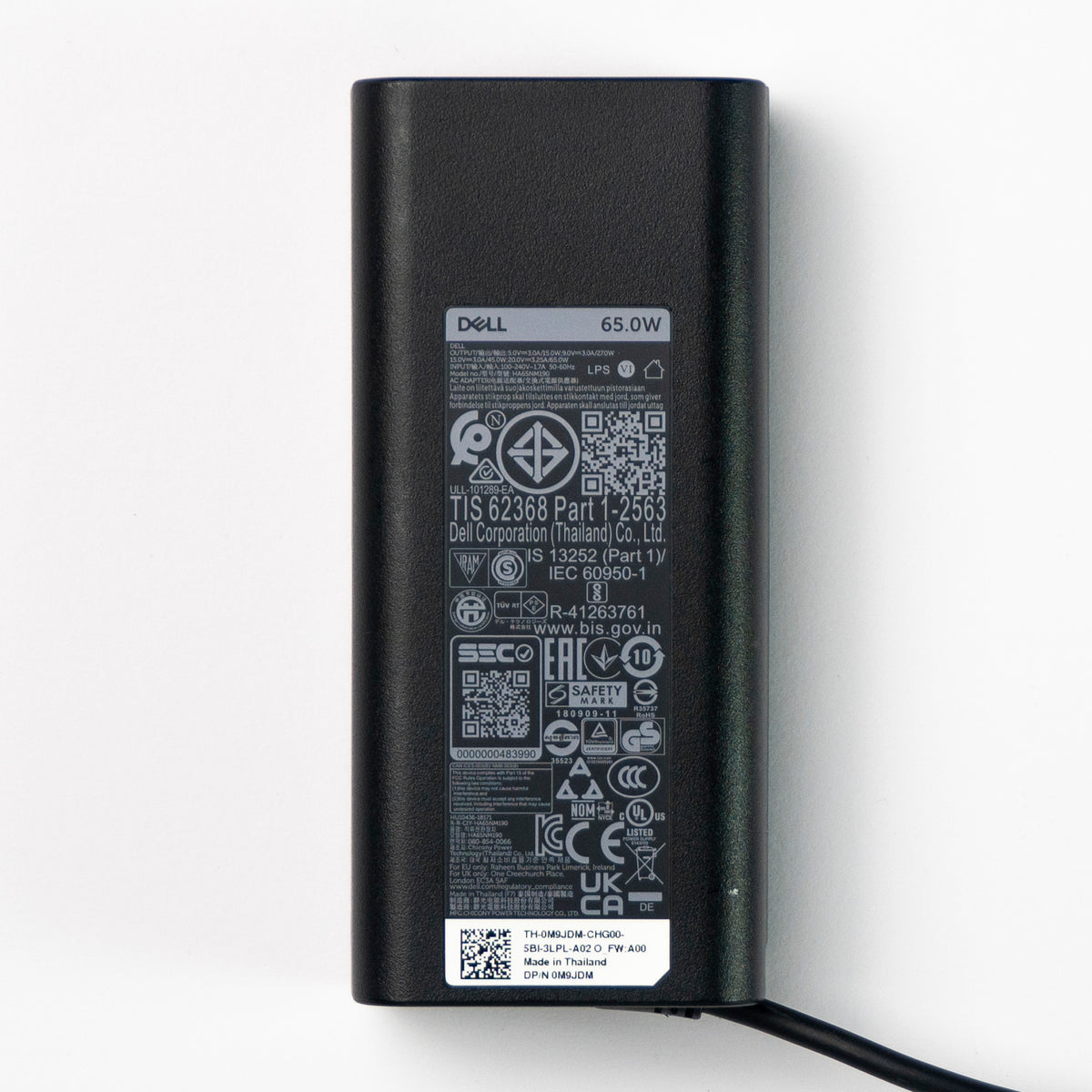 Especificaciones de voltaje HA65NM170 impresas en cargador original Dell nuevo