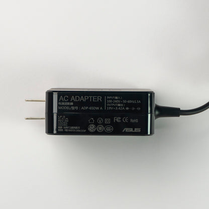 Especificaciones técnicas de voltaje y amperaje en cargador original Asus 65W nuevo