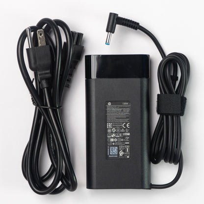 Especificaciones de voltaje 19.5V y amperaje 6.9A impresas en cargador HP TPN-CA13